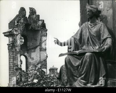 2. Februar 1975 - nie wieder! Die Ruine der Frauenkirche in Dresden(picture) bleibt eine Erinnerung für die sinnlose Zerstörung Dresdens im Februar 1945 durch angloamerikanische Bombenangriffe. Die barocke Kirche, erbaut im Jahre 1734, war ein Symbol für die Elbe-Metropole. Armand O Metzger Stockfoto