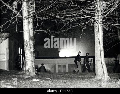 28. April 1975 - Terroristen stürmen Deutschland Botschaft in Stockholm: Terroristen stürmten die westdeutsche Botschaft in Stockholm am Donnerstag halten Geiseln und forderten die Freilassung von Gefangenen in Deutschland. Die Terroristen hatten die Militär-Attache in ihrem Angriff getötet. Die Besetzung der deutschen Botschaft in Stockholm. Einige Sekunden nach der Explosion. Das Botschaftsgebäude befindet sich am Feuer und Polizisten laufen für Abdeckung. Stockfoto