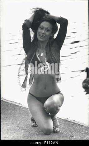 30. April 1975 - Jeanine, die Stars In dem Film '' Papiertiger '' zeigt Off Her Bikini: Jeannie Sinsscal, hatte ein Modell aus Singapur, gewann eine Hauptrolle in dem Film PAPIERTIGER nach seinen Regisseur Ken Annakin 500 Mädchen in Fernost interviewt. JEANINE ist London für die Premiere des Films Royal Welt Nächstenliebe im Odeon Leicestern Square, Morgen am 1. Mai. Heute war sie in der Serpentine in Hyde Park säen Sie die One-Piece Bikini, die, den Sie in einer Szene im Film trägt. Foto zeigt Jeanine stellt neben der Serpentine heute ihrem Bikini tragen. Stockfoto