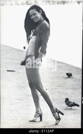 30. April 1975 - Jeanine, die Stars In dem Film '' Papiertiger '' zeigt Off Her Bikini: Jeannie Sinsscal, hatte ein Modell aus Singapur, gewann eine Hauptrolle in dem Film Papiertiger nach seinen Regisseur Ken Annakin 500 Mädchen in Fernost interviewt. Jeanine ist London für die Premiere des Films Royal Welt Nächstenliebe im Odeon Leicestern Square, Morgen am 1. Mai. Heute war sie in der Serpentine in Hyde Park säen Sie die One-Piece Bikini, die, den Sie in einer Szene im Film trägt. Das Foto zeigt Jeanine tragen heute ihren Bikini posiert neben der Serpentine im Hyde Park. Stockfoto