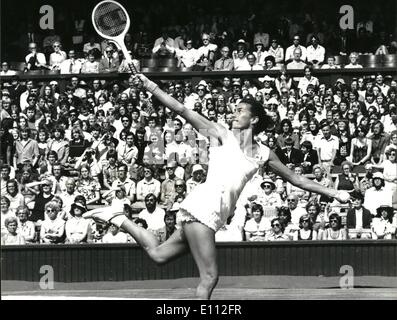 6. Juni 1975 - Wimbledon Tennis Championships Virginia Wade GB im Vergleich zu Miss J. Newberry USA: Foto zeigt Großbritanniens Virginia Stockfoto