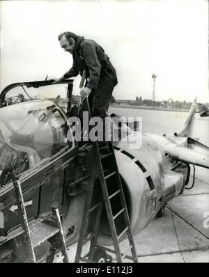 5. Mai 1975 - Verteidigungsminister fliegt in Harrier Jump Jet: die Regierung gab gestern unterwegs grünes Licht für eine neue Meer laufenden Version von Großbritanniens revolutionäre Harrier Jump Jet. Es kostet zwischen 0 und 00 Millionen Marine 25 von der vertikalen Take off Flugzeuge bis Ende des Jahrzehnts von Kreuzer betreiben geben. Foto zeigt Herr Roy Mason, der Verteidigungsminister, Bild an RAF Wittering, Northants gestern ging er für einen Flug in einem Royal Air Force Harrier Buckel Jet. Stockfoto