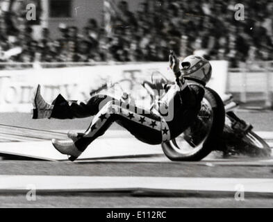 Waghalsige Evel Knievel stürzt ab, nachdem Bus springen Stockfoto