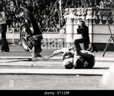 Waghalsige Evel Knievel stürzt ab, nachdem Bus springen Stockfoto