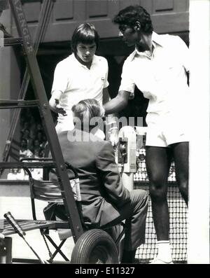 6. Juni 1975 - trifft Wimbledon Tennis Championships Ball Net Kabel Richter. Foto zeigt: - j.s. Connors (USA) und V. Amritraj (Indien), mit einer net Schnur hoch beurteilen, nachdem ihm eine Kugel aus Connors im Auge geschlagen hatte - während ihres Spiels in Wimbledon heute. Stockfoto