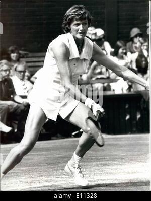 6. Juni 1975 - Wimbledon Tennis Championships Frau B. Court (Australien) V. Miss Navaratilova (Tschechisch): Foto zeigt Frau Margaret Court (Australien) in Aktion während ihr gegen Miss N. Navaratilova heute gesehen. Stockfoto