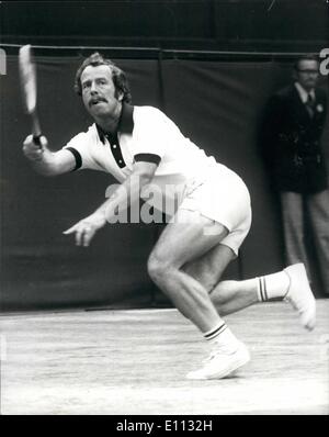 6. Juni 1975 - Wimbledon Tennis-Meisterschaften A Ashe V G Stilwell: Phot zeigt G. Stilwell (GB) in Aktion gegen A Ashe (USA) in der Herren-Einzel in Wimbledon heute gesehen. Stockfoto