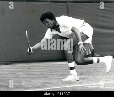 6. Juni 1975 - Wimbledon Tennis-Meisterschaften A Ashe V G Stilwell. Das Foto zeigt A Ashe (USA) in Aktion gegen G Stilwell (GB) in der Herren-Einzel in Wimbledon heute gesehen. Stockfoto