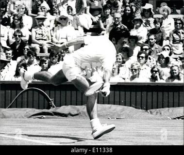6. Juni 1975 - Wimbledon Tennis Championship. Feaver V. Rosewall. Keystone-Fotoshows:-Ken Rosewall (Australien) im Spiel gegen j.w. Feaver (G.B.), während heute ihr Match in Wimbledon. Stockfoto