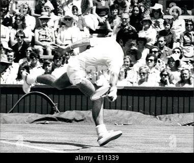 6. Juni 1975 - WIMBLEDON TENNIS CHAMPIONSHIPS. FEAVER V. ROSEWALL. Keystone-Fotoshows:-Ken Rosewall (Australien) im Spiel gegen j.w. Feaver (G.B.), während heute ihr Match in Wimbledon. Stockfoto