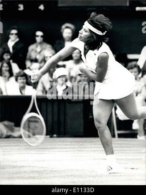 6. Juni 1975 - schlägt Wimbledon Tennis Championships V Wade R Casals. Foto zeigt Miss Casals (USA) in Aktion gegen Miss gesehen Stockfoto