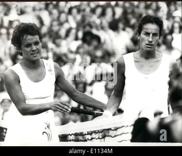 6. Juni 1975 - Wimbledon Tennis Championships Mrs Cawley Australien V. Miss V. Wade GB. Foto zeigt Frau Cawley Australien Stockfoto