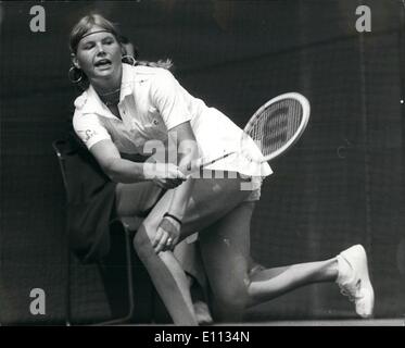 6. Juni 1975 - Wimbledon Tennis 78: Evert (USA) Beats Anliot (SWD). Foto-show Miss Helena Anliot von Schweden im Kampf gegen Chris Evert in Wimbledon gestern gesehen. Miss Evert gewann 6: 1, 6: 0. Stockfoto