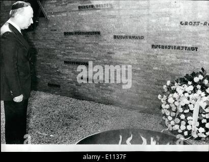 7. Juli 1975 - Israels Ministerpräsident besucht die Bundesrepublik Deutschland: zum erste Mal ein Israeli Premier bezahlt einen Besuch in der Bundesrepublik Deutschland, Premier Itzchak Rabin kam in Bonn für Gespräche mit Bundeskanzler Helmut Schmidt und Dr. Henry Kissinger, Herr Rabin auch einen Besuch der ehemaligen Konzentration Bergen-Belsen bezahlt. Foto zeigt Israeli Premier Itzchak Rabin stehend vor der Gedenktafel für die Opfer der Nationalsozialisten in das jüdische Gemeindehaus, das hat einer Mitgliedschaft von 5.600 Mitglieder. Stockfoto