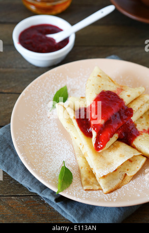 Pfannkuchen mit Erdbeermarmelade zum Frühstück Essen Nahaufnahme Stockfoto