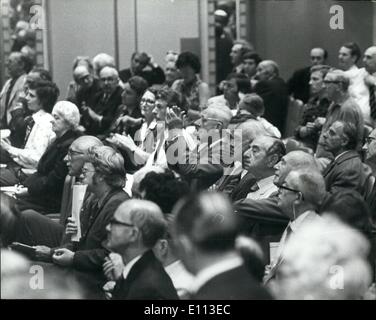 7. Juli 1975 - Lord Stokes ist schrie nach unten bei Leyland Aktionäre treffen In London: Lord Stokes, Vorstandsvorsitzender der maroden British Leyland Mutter Corporation, wurde catcalled und wiederholt in einem erbitterten Kampf mit den Aktionären in einer öffentlichen Sitzung in London gestern zum Rücktritt aufgefordert. Er erklärte, bieten die Regierung 10P für Gesellschaftsanteile. Das Foto zeigt British Leyland Aktionäre einen verbalen Schlagabtausch mit Herrn Stokes beteiligt, da er sie drängte zu akzeptieren, dass die Regierung 10P bieten. Stockfoto