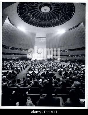 Sept. 16, 1975 - Generalversammlung öffnet Thirtineeth ordentlichen Tagung - gesteht drei Staaten Mitglieder der Vereinten Nationen - die Generalversammlung, Eröffnung seiner 13. ordentlichen Tagung heute Nachmittag gewählt Gaston Thorn, Premierminister und Forsign der Luxeubourg, als sein Präsident und drei neue Mitgliedstaaten bei den Vereinten Nationen zugelassen: Kap Verde, Sao Tome und Prinzip und Mosambik, die Organisation jetzt hat 141 Mitglieder. Eine allgemeine Ansicht der Öffnung der Thirteeth Sitzung der Generalversammlung Stockfoto