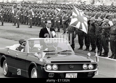 5. Oktober 1975 - Tokyo, Japan - Premierminister von Japan TAKEO MIKI Bewertungen Truppen aus seinem Auto während einer Prüfung des japanischen Militärs. Genaues Datum unbekannt. Stockfoto