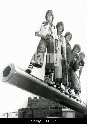 8. Oktober 1975 - die Bay City Rollers kommen in Bermuda.: The Bay City Rollers, der schottischen Popgruppe in Bermuda für einen zweitägigen Urlaub nach ihren TV-Auftritt in den Vereinigten Staaten angekommen. Foto zeigt die Bay City Rollers Stuart "Woody" Holz, Eric Faulkner, Alan Longmuir, Leslie McKeown und Derek Longmuir, abgebildet auf dem Fass eine Jahrhunderte alte Kanone in Fort St. Catherine in historischen St. George in Bermuda. Stockfoto