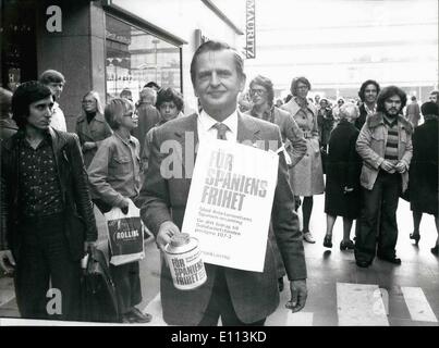 10. Oktober 1975 - schwedische Ministerpräsident beteiligt sich an Spendenaktion für Spaniens Opfer der Unterdrückung: folgende die schwedische sozialdemokratische Partei Kongress in Stockholm beschlossen wurde, eine Spendenaktion um Schwedens Solidarität mit den Opfern der Unterdrückung in Spanien beginnen. Neben der Kampagne beschloss der Kongress auch 200.000 Cronins zugunsten einer freien und demokratischen Spanien zu spenden. Foto zeigt Schwedens Ministerpräsident Olof Palme beteiligt bei der Erhebung für den Fonds in Stockholm. Stockfoto