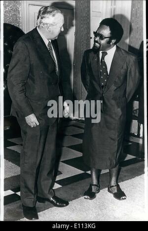 10. Oktober 1975 - der Premierminister von Papua-Neuguinea sieht Mr. Wilson: Michael Somare, der Premierminister von Papua-Neu-Guinea, im Bild mit dem britischen Premierminister Harold Wilson, wenn er gestern zu Gesprächen auf Nr. 10 Downing Street genannt. Er wird auch Gespräche mit dem britischen Außenminister James Callaghan haben. Stockfoto