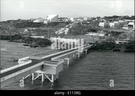 7. Juli 1975 - Okinawa Dock Streik verzögert Ozean Ausstellung Exponate: Mehrere Pavillons auf der Ocean Weltausstellung 75 eröffnet Juli sind ohne ihre Exponate aufgrund einer Dock Streik im Hafen von Naha wo Entladen von etwa 30 Schiffen stehen geblieben ist 20 in Okinawa, Japan. in einem Schiff sind Tausende von Metern Rasen für die Ausstellung Rasen berichtet, aus Mangel an Wasser sterben werden. Foto zeigt ein Überblick über das Ausstellungsgelände Aquapolis entnommen, die riesige schwimmende Plattform verankert 200 Meter Offshore- und mit dem Festland durch eine Brücke miteinander verbunden. Stockfoto