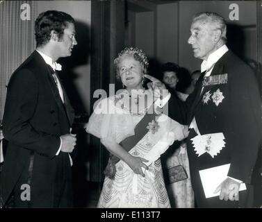 7. Juli 1975 - königlichen Familien von England und Schweden Speisen Sie gemeinsam im Claridges.: König Carl XVl Gustav von Schweden, letzte Nacht unterhalten, die königliche Familie und viele Mitglieder der englischen Aristokratie zu einem Bankett im Claridge es. Unter den Gästen waren H.M Königin Elizabeth die Königin-Mutter, Prinzessin Anne und Capt, Mark Phillips, der Herzog und die Herzogin von Kent und Prinz Charles. Foto zeigt König von Schweden, Königin-Mutter und Earl Mounbatten von Birma. Stockfoto