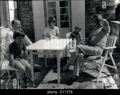 7. Juli 1975 - sind Königin Margrethe von Dänemark und Prinz Henrik, mit ihren Kindern derzeit in Frankreich, wo sie ihren Urlaub in einem Schloss verbringen. Im Bild von links nach rechts: Prinz Frederik, Prinz Joachim, Prinz Henrik, Königin Margrethe & Graf Montp Stockfoto