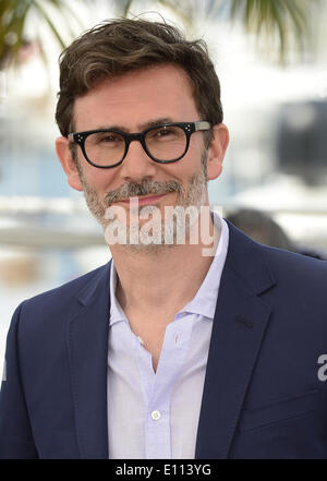 Cannes, Frankreich. 21. Mai 2014. Regisseur Michel Hazanavicius stellt während der Fototermin des Films The Search auf den 67. Filmfestspielen in Cannes, Frankreich, 21. Mai 2014. Der Film ist im offiziellen Wettbewerb des Festivals präsentiert die läuft von Mai 14 bis 25. Bildnachweis: Ye Pingfan/Xinhua/Alamy Live-Nachrichten Stockfoto