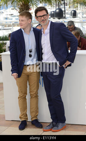 Cannes, Frankreich. 21. Mai 2014. Director Michel Hazanavicius (R) und Schauspieler Maxim Emelianov darstellen, während die Photocall des Films The Search auf den 67. Filmfestspielen in Cannes, Frankreich, 21. Mai 2014. Der Film ist im offiziellen Wettbewerb des Festivals präsentiert die läuft von Mai 14 bis 25. Bildnachweis: Ye Pingfan/Xinhua/Alamy Live-Nachrichten Stockfoto