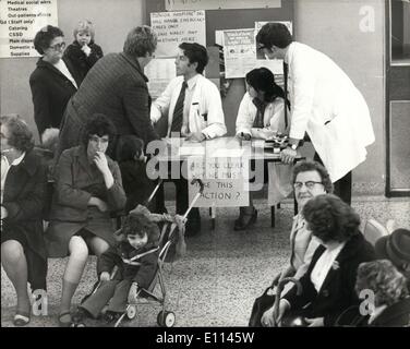 27. Oktober 1975 - 27. Oktober 1975 Ärzte suchen von Patienten zu unterstützen. Foto zeigt: Ärzte in der Ausbildung im Bereich ambulante Patienten Hillingdon Hospital, London, Sammlung von Unterschriften für eine Petition an Frau Barbara Castle. Besetzung das Rezeption auf ein Schichtsystem, erklärten sie, dass ihr Fall für Patienten, die ähnliche Aktion fragte in anderen Krankenhäusern durchgeführt wird. Stockfoto