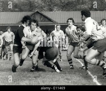 29. Oktober 1975 - Australien V Oxford University: Das australische Rugby-Team spielte ihr erstes Spiel der Tour heute, wenn sie an der Iffley Road Oxford University gespielt. Foto zeigt G.Shaw, Australien, durch das Oxford Verteidigung als er für die Linie laufen, während ihr erstes Spiel der Tour in Angriff genommen wird. Stockfoto