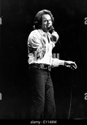 5. August 1975 - London, England, Vereinigtes Königreich - führt NEIL DIAMOND. Neil Leslie Diamond (geboren 24. Januar 1941) ist ein US-amerikanischer Singer-Songwriter. Neil Diamond ist einer der Popmusik dauerhafte und erfolgreiche Singer / songwriter. Als erfolgreiche Popmusik Performer erzielte Diamond eine Reihe von Hits weltweit in den 1960er, 1970er und 1980er Jahren. c. Ende der 1970er Jahre. Stockfoto