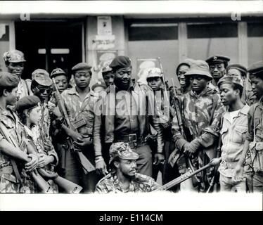 7. November 1975 - The Fighting intensiviert sich in Angola: Kampf für Kontrolle über Angola als Unabhängigkeitstag, intensiviert 11. November nähert sich, trotz der Berichte von Kampala in Uganda Radio eines Abkommens eine dreigliedrige Regierung, In den Süden des Landes bilden die Vereinten Kräfte von UNITA und die F.N.L.A. weiterhin intensive militärische Druck auf dem M.P.L.A. Foto Dr. Jonas Savimbi zeigt mit seinen Truppen der UNITA vor seinem NOVA Lisboa-Sitz abgebildet. Stockfoto
