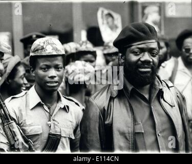 7. November 1975 - The Fighting intensiviert sich in Angola: Kampf für Steuerung von Angola als Unabhängigkeitstag, verstärkt am 11. November nähert sich, trotz der Berichte von Kampala Ugande Radio eines Abkommens über eine dreigliedrige Regierung zu bilden, In den Süden des Landes die Vereinten Kräfte der UNITA und der F.N.L.A. weiterhin intensiven militärischen Druck auf dem M.P.L.A. Foto zeigt Dr. Jonas Savimbi , der UNITA und seine politische Sekretärin, Ernesto Mufato, lesen in abgefangenen M.P.L.A. Nachricht, Lobito zu evakuieren. Stockfoto