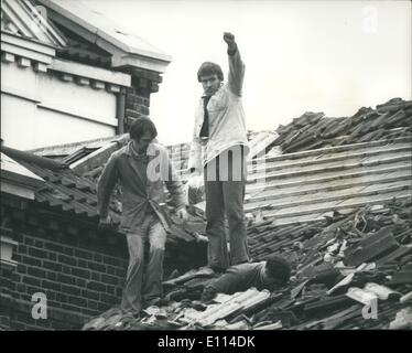 11. November 1975 - Ira Bomber kommen hinunter nach Dach Protest bei Wermut Scrubs: Die drei Ira Bomber, die inszeniert eines Dach-Protests gegen Wormwood Scrubs Gefängnis, anspruchsvolle '' humane Besuchsrechten '', kam heute Morgen, nach bleiben über Nacht auf dem Dach. Die drei Männer sind Robert Walsh, 27, Stephen Blake, 24, und Martin Coughlan, 35, alle Dienste lange für Bombe Straftaten verurteilt. Foto zeigt eine trotzige Plenched Faust, als die drei Gefangenen fanden ihren Weg nach unten von der Decke nach ihren Protest - beschädigte zeigen sie durch Fliesen abreißen verursacht. Stockfoto