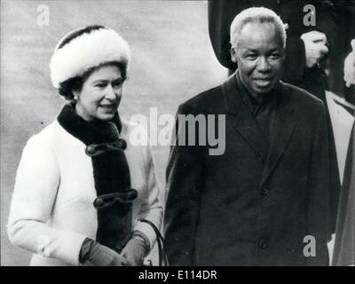 11. November 1975 - Präsidenten Nyerere von Tansania kommt zum Staatsbesuch: Präsident Nyerere von Tansania, die in London heute zu Beginn seines viertägigen Staatsbesuchs angekommen sieht man mit HM The Queen, die ihm bei seiner Ankunft an der Victoria Station heute morgen begegnen. Stockfoto