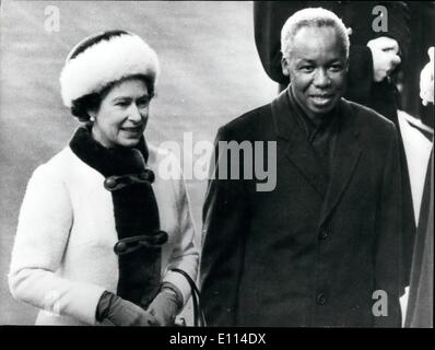 11. November 1975 - Präsident Nyerere von Tansania kommt zum Staatsbesuch: Präsident Nyerer von Tazania, der heute zu Beginn seines viertägigen Staatsbesuchs in London angekommen ist, wird mit der Königin H.M. gesehen, die ihn bei seiner Ankunft am Bahnhof Victoria heute Morgen trifft. Stockfoto