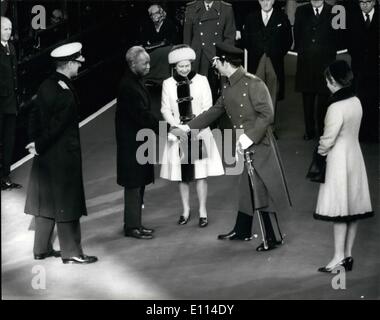 11. November 1975 - Präsidenten Nyerere von Tansania kommt in Victoria und ist von der Königin für staatliche Besuch traf: Präsident Nyerere von Stockfoto