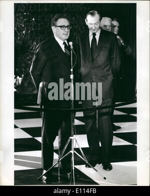 11. November 1975 - United Nations Plaza, New York City November 75 Henry Kissinger Kurt Waldheim Stockfoto