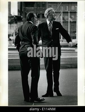 11. November 1975 - United Nations Plaza, New York. US-Botschafter bei der UNO Patrick Moynihan, warten die Ankunft von Staatssekretär Henry Kissinger bei den Vereinten Nationen. Stockfoto