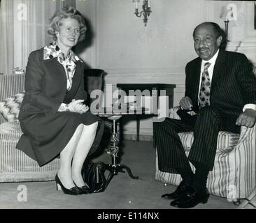 11. November 1975 - Frau Margaret Thatcher Anrufe auf Präsident Sadat im Claridges Hotel: Foto zeigt Frau Margaret Thatcher, Führer der konservativen Partei, mit Präsident Sadat in Ägypten gesehen, wenn sie im Claridges Hotel in London trafen sich am Samstag. Stockfoto