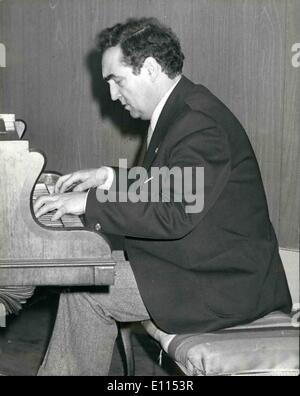 12. Dezember 1975 - Kontrollen russischer Schachmeister mit einer Auswahl von Chopin. Mark Taimanov, der russische Großmeister spielte eine Auswahl von Chopin vor Beginn seiner ersten Meisterschaftsspiel auf dem Hastings internationalen Schach-Kongress gestern eröffnet. Taimanow, 49, brillante Konzertpianist, bei seinem zweiten Auftritt in Hastings, gab eine kurze Konzert bevor junge internationale Meister Englisch. Foto zeigt Mark Taimanov zeigt sein Talent als Pianist durch eine Auswahl von Chopin vor der Umstellung auf das Schachbrett für sein erstes Spiel in Hastings gestern spielen. Stockfoto