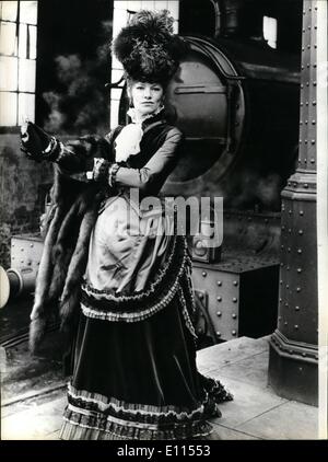 12. Dezember 1975 - Schauspielerin Glenda Jackson als Bernhardt In der neuen britischen Film '' Sarah''; Schauspielerin Glenda Jackson hat gerade die Hauptrolle in der neuen britischen Film machte '' Sarah'' in den Pinewood Studios abgeschlossen, Glenda schildert Sarah in der Geschichte der stürmischen Karriere von der legendären Schauspielerin des späten 19. Jahrhunderts Sarah Mernhardt. Der Film befindet sich hauptsächlich in Paris, wo Sarah ihr an der Comedie Francais Debüt als sie 20 war. Sie erobert die Herzen von Paris in späteren Jahren als Joan of Arc Stockfoto