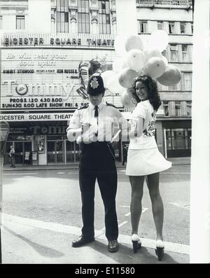 16. August 1975 - wurde Wochenende Walkabout Experiment für Leicester Square Leicester Square, eine zentrale Anlaufstelle für West End Aktivitäten heute Londons erste große Quadrat Partei eine Fußgängerzone unter einem Greater London Council experimentelle Wochenende Fahrverbot, die heute begonnen werden. Die Nord- und Südseite des Platzes sind für den Verkehr - mit Ausnahme von Einsatzfahrzeugen - von 06:00 bis 06:00 Montag Samstag geschlossen. Foto zeigt:-19-Year-Old Annabelle Roake aus London, händigt eine willkommene Broschüre Wachtmeister Murray, die heute in Leicester Square erste experimentelle Rundgang in Pflicht war. Stockfoto