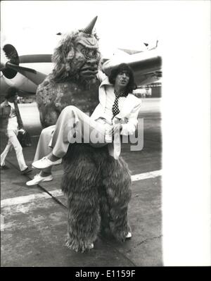 Sept. 09, 1975 - Alice Cooper kommt bei Heathrow mit seinem Haustier "Cyclops" Alice Cooper bekannte amerikanische Rock-Künstler für eine kurze Tour mit seinem Künstlernamen heute am Flughafen Heathrow angekommen zeigen '' willkommen zu My Nightmare". Er erscheint im Empire Pool Wembley-Stadion am Donnerstag und Freitag sowie an Liverpool am Sonntag. Das Foto zeigt Alice Cooper in den Armen von seinem Haustier "Cyelops" gesehen, als sie am Flughafen Heathrow heute Abend ankamen. Stockfoto