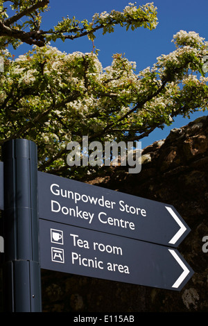 Wegweiser für Schießpulver Store, Esel, Tea Room und Picknickplatz auf Carisbrooke Castle, Carisbrooke, Newport, Isle of Wight, Hampshire UK Stockfoto