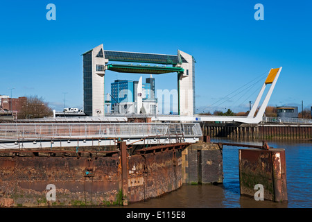 Rostende Trockendocktore und die Gezeitensperre am Fluss Kingston upon Hull East Yorkshire England Großbritannien Großbritannien Großbritannien Großbritannien Großbritannien Großbritannien Großbritannien Großbritannien Großbritannien Großbritannien Großbritannien und Nordirland Stockfoto