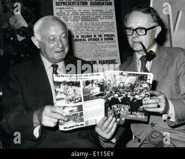 Sept. 09, 1975 - 75. Jahrestag der Labour Party. Pressekonferenz am Verkehr Haus: in diesem Jahr ist das 75. Jubiläum der Labour Party und die Gelegenheit zu gedenken, gab es eine Pressekonferenz im Transport House heute Morgen. Foto zeigt Herrn Shinwell (links) und Ron Hayward (Generalsekretär der Labour Party) Blick auf eine Broschüre mit dem Titel Ã ¢ â '¬Ëœ die bildhafte Geschichte der Labour Party"die freigesetzt wird feiern den Jahrestag. Stockfoto