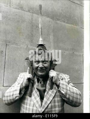 Sept. 09, 1975 - Harry Secombe Rehearses für seine Hauptrolle in der kommenden Komödie '' Schippel'': frisch von einem Familienurlaub auf Mallorca, singende Schauspieler Harry Secombe probte heute für seine Hauptrolle in der Komödie '' Schippell'', die eine vorläufige Saison an der Oper, Manchester, vom 23. September, vor dem Öffnen der Prince Of Wales Theatre, London am 8. Oktober hat. Das Spiel befindet sich in Deutschland im Jahre 1913 und betrifft die missliche Lage mit Blick auf eine Elite männlich-Stimme-Quartett, wenn der Tenor nur berechtigt Ersatz der rauh und bereit lokalen Klempner ist Stockfoto